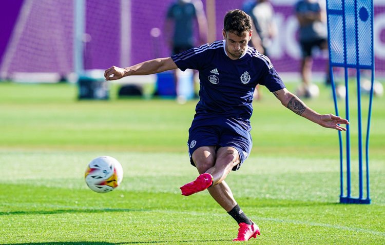 El utrerano Moisés Delgado, jugador del Valladolid, aislado tras dar positivo en COVID-19