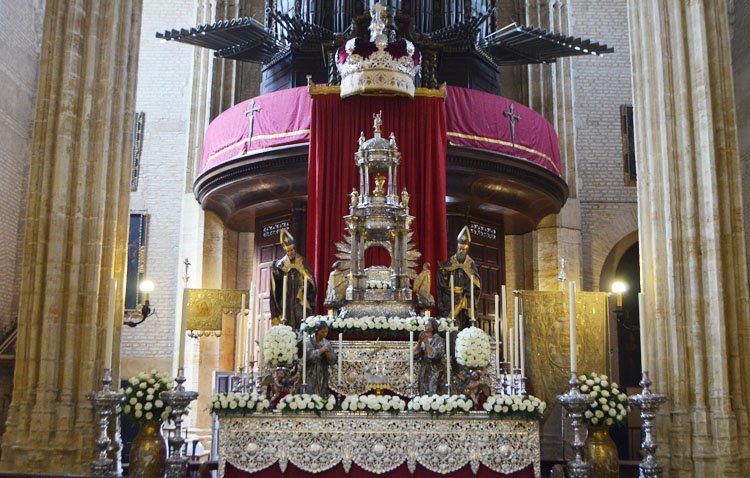 Los actos religiosos se multiplican en los templos de Utrera para vivir el Triduo Pascual