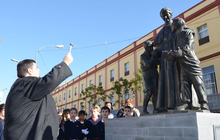 La bendición del monumento de Don Bosco sirve de inauguración a una inacabada plaza Pío XII (IMÁGENES)