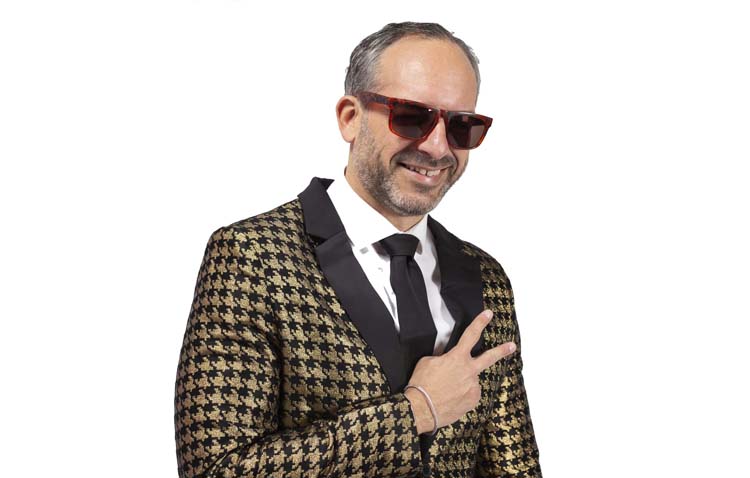 El conocido autor del carnaval gaditano Manolo Morera llega al teatro de Utrera con su nuevo espectáculo de humor [VÍDEO]