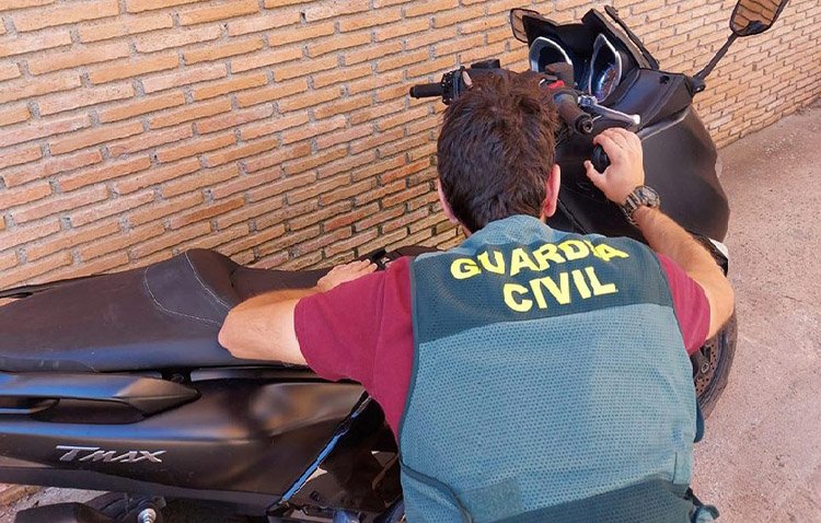 La Guardia Civil descubre circulando en la provincia de Granada una motocicleta robada en Utrera hace un año