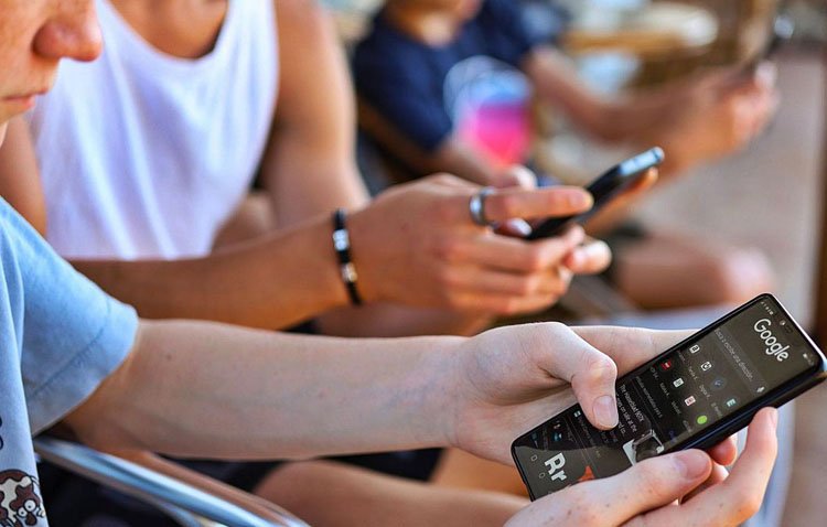 La pandemia triplica la cifra de niños que usan el teléfono móvil más de cuatro horas