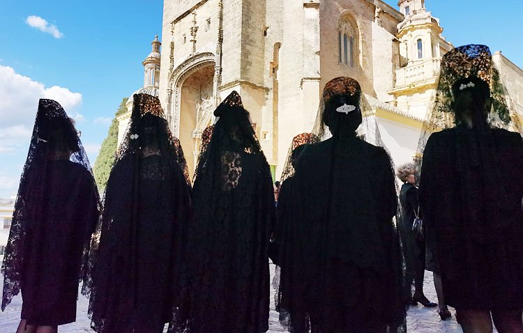 La tradición de la mantilla volverá el Jueves Santo de la mano del grupo ‘Amigas de Utrera’