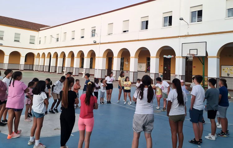 Unas vacaciones muy especiales para 70 niños de Utrera en riesgo de excusión gracias a la asociación de mujeres de Santiago