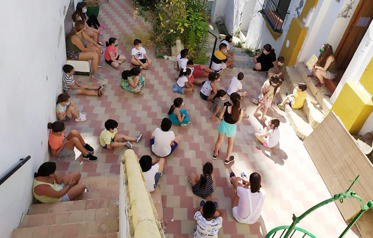 Un verano repleto de actividades para los niños de «Mujeres de Santiago» con las que llenar el vacío del confinamiento