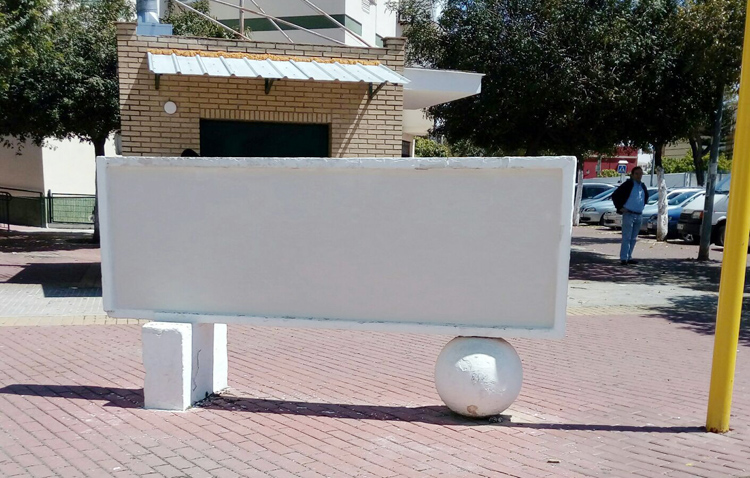 El gobierno local (PSOE-IU) empieza a cumplir la ley de memoria histórica y tapa el monolito dedicado a Muñoz Grandes