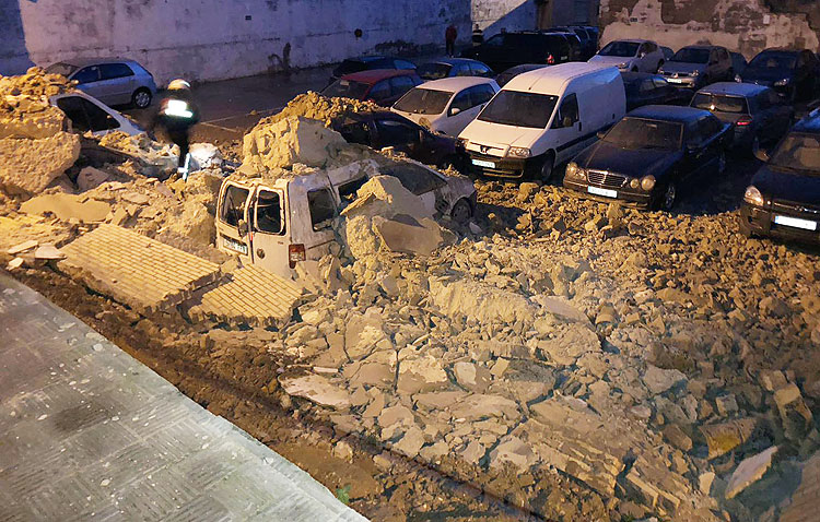 Un muro de 30 metros se desploma aplastando ocho vehículos