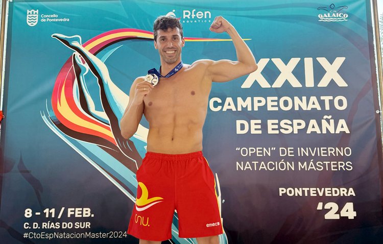 El nadador utrerano Antonio Pedro Almijez se cuelga la medalla de plata en el Campeonato de España Máster