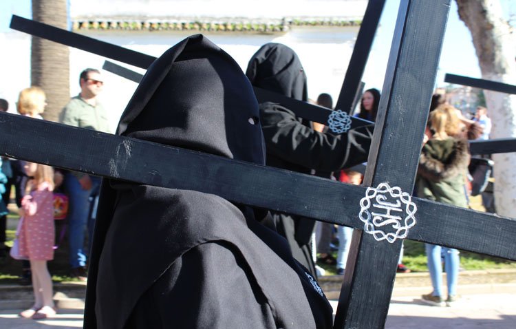 Larga estación de penitencia en Utrera con los Muchachos de Consolación