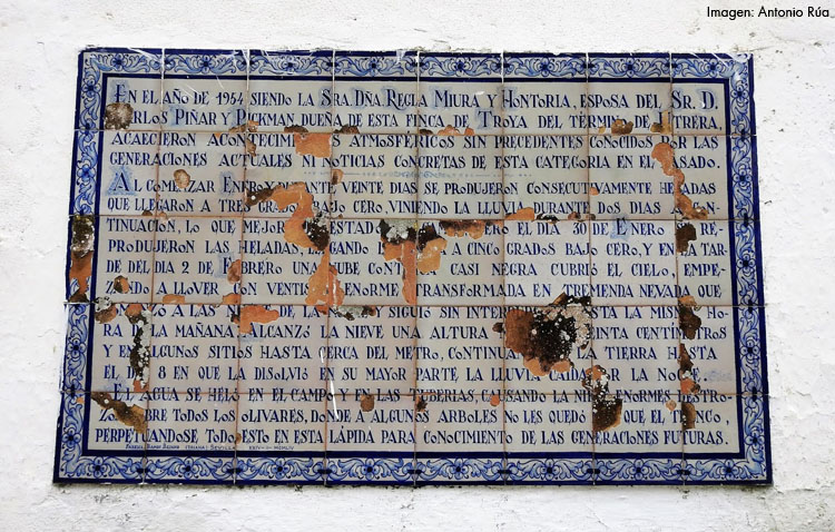 La peculiar crónica de la histórica nevada de 1954 en Utrera plasmada en un azulejo