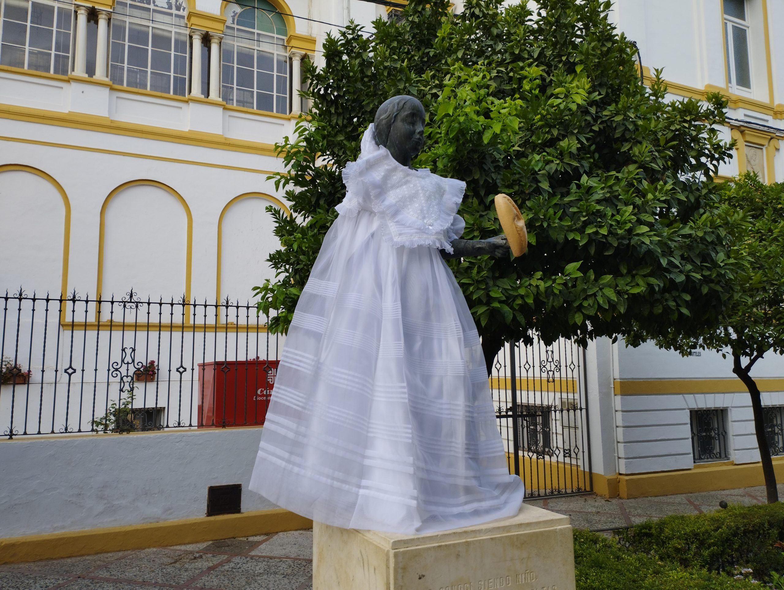 La «niña del aro» aparece vestida de primera comunión