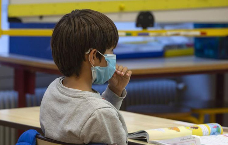 Una quincena de aulas permanecen confinadas en Utrera