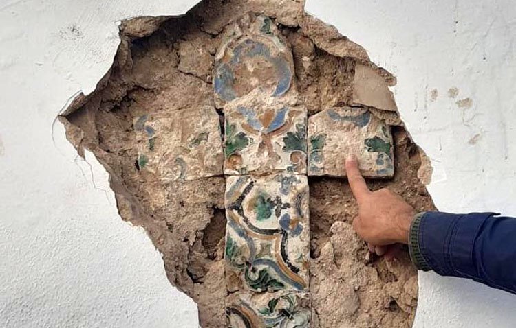 El arreglo del Niño Perdido deja al descubierto una cruz de azulejos del siglo XVI
