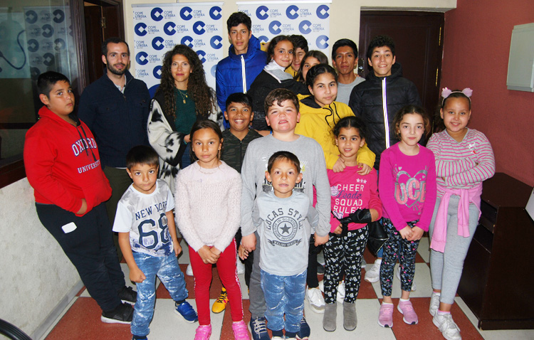 Los chavales del proyecto «Oberti» descubren la magia de la radio en una visita a COPE Utrera