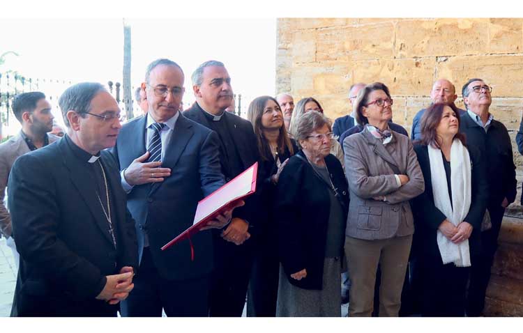 El obispo auxiliar de Sevilla bendice la Puerta del Perdón de Santa María de la Mesa en Utrera