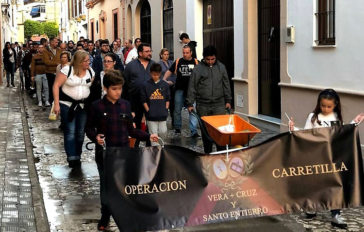 La ‘Operación carretilla’ de la hermandad de la Vera-Cruz vuelve a las calles de Utrera a recoger alimentos
