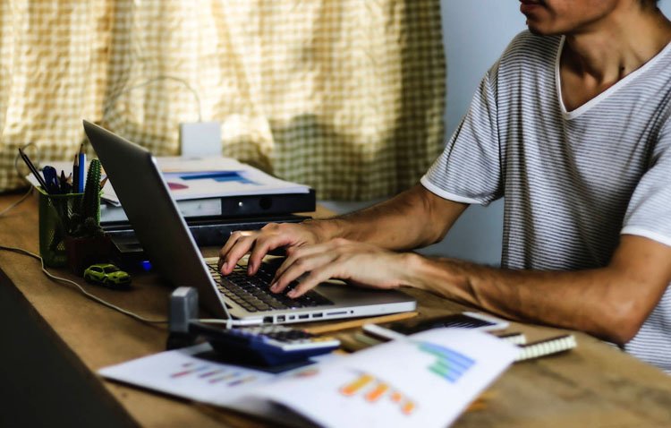 Consumo aconseja valorar más allá de las ofertas de operadoras de internet y repasar las condiciones de contratación