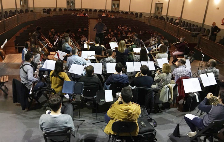 La nueva orquesta sinfónica se estrena este viernes con un concierto en el teatro junto a la escolanía de Utrera