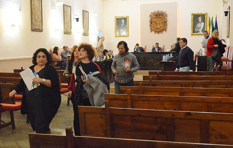 Bronca política y abandono de concejales del pleno municipal tras la concesión de tres ayudas al trasporte a las hijas de las socialistas Carmen Cabra y Ana Cerrillo