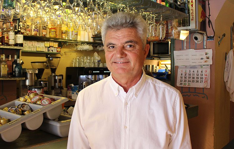 El hostelero utrerano Francisco José García Ortega, más de tres décadas al frente del popular bar L’Plaza