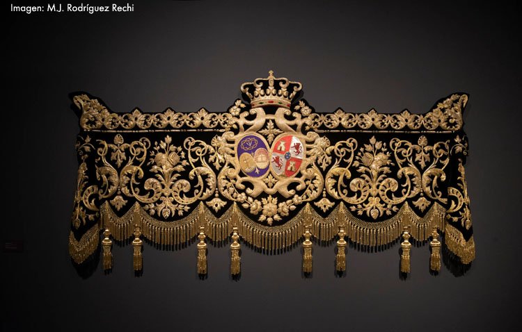El palio de la Virgen de los Dolores de Utrera, en una exposición cofrade en Sevilla