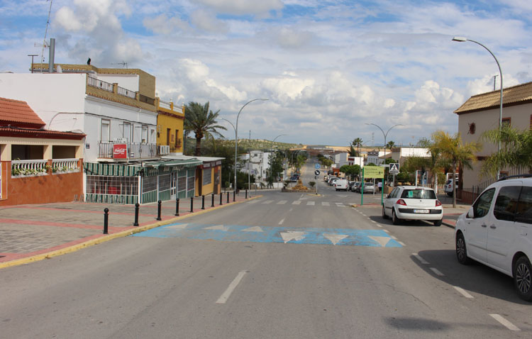El Palmar de Troya instalará pérgolas bioclimáticas en su avenida de entrada para mejorar las condiciones de los bares