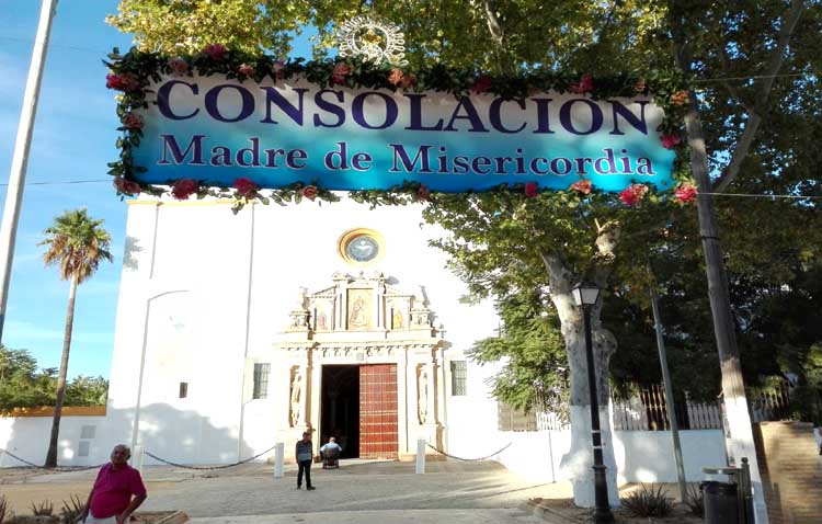 Retiran una pancarta instalada en la misma fachada del santuario de Consolación