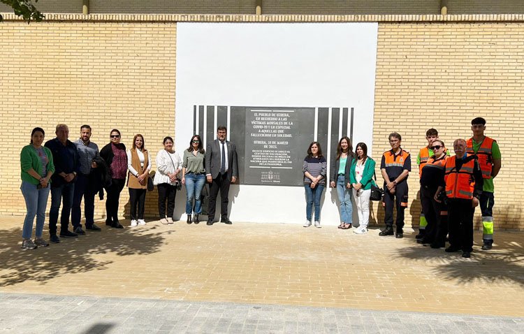 Un recuerdo permanente a las víctimas de la pandemia donde Utrera le plantó cara con su vacunación masiva