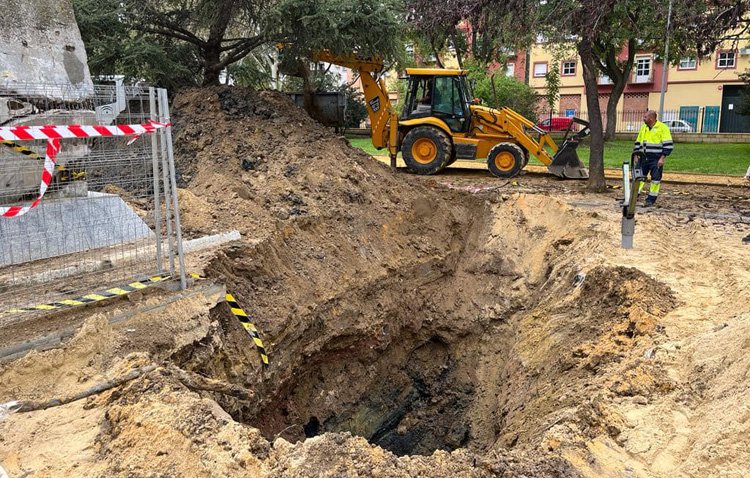 El parque de La Libertad, cerrado por un socavón de cinco metros de profundidad