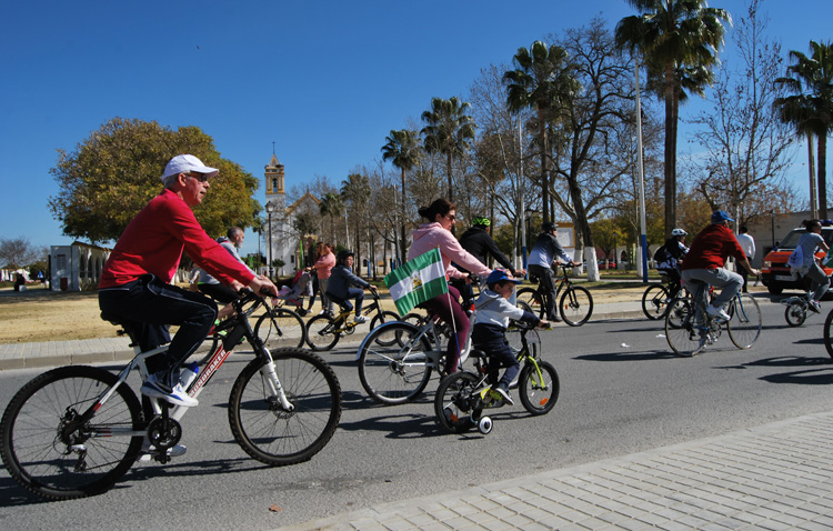 Más de 6.000 personas festejan en Utrera el Día de Andalucía con el tradicional paseo en bicicleta (GALERÍA Y VÍDEO)