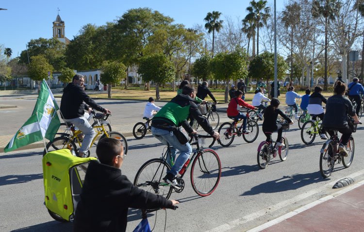 Cuatro décadas paseando en bicicleta por Utrera para celebrar el orgullo de ser andaluces [GALERÍA]