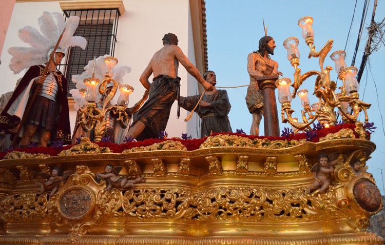 El paso de misterio de la hermandad de la Vera-Cruz, un «portaaviones» que perteneció a la Esperanza de Triana