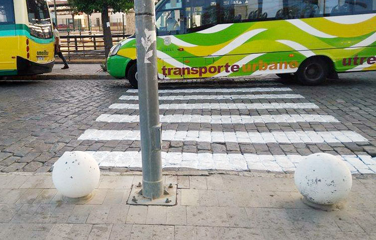 Apdis denuncia la ilegalidad de los nuevos pasos de peatones de Utrera