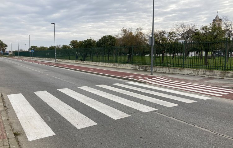 El Ayuntamiento de Utrera afronta una nueva campaña de pintado de pasos de peatones y reposición de señales de tráfico
