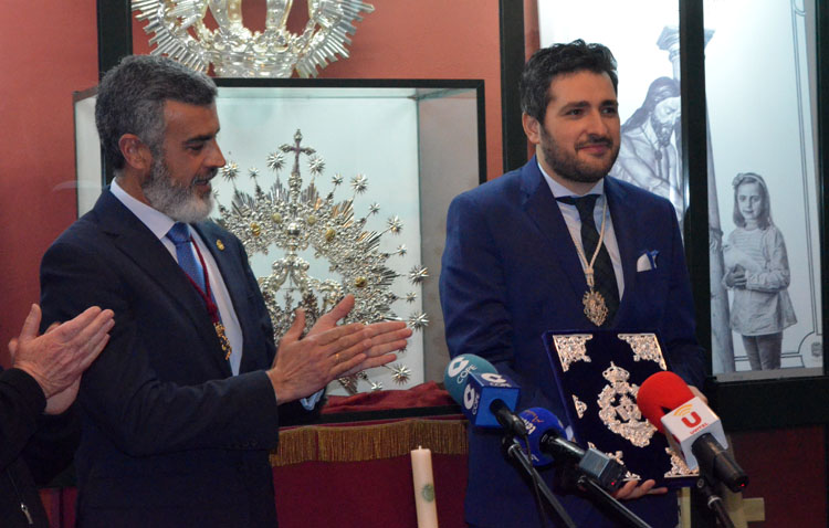 Francisco Pérez Ropero recibe las pastas para un «pregón rezado» que anunciará la llegada de la Semana Santa