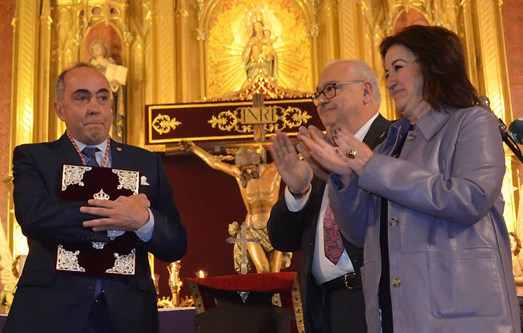 José María Martín Corrochano recibe las pastas un pregón de la Semana Santa de Utrera que tendrá «un trozo de mi corazón y de mi alma»