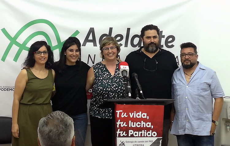 El PCA entrega sus carnés y presenta los nombres que propone a la candidatura de «Adelante Andalucía» en Utrera