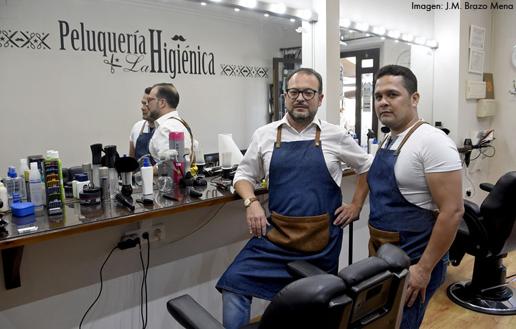 «La Higiénica», la centenaria barbería utrerana que difunde su trabajo por Instagram