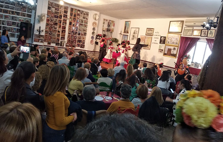 Una tarde de villancicos solidarios con una zambomba en la peña flamenca ‘Curro de Utrera’