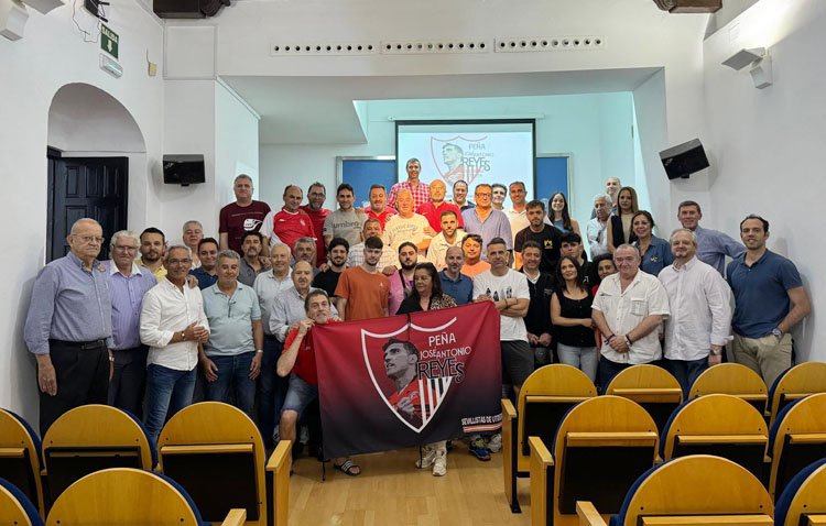 La peña sevillista ‘José Antonio Reyes Calderón’ de Utrera estrena nueva sede