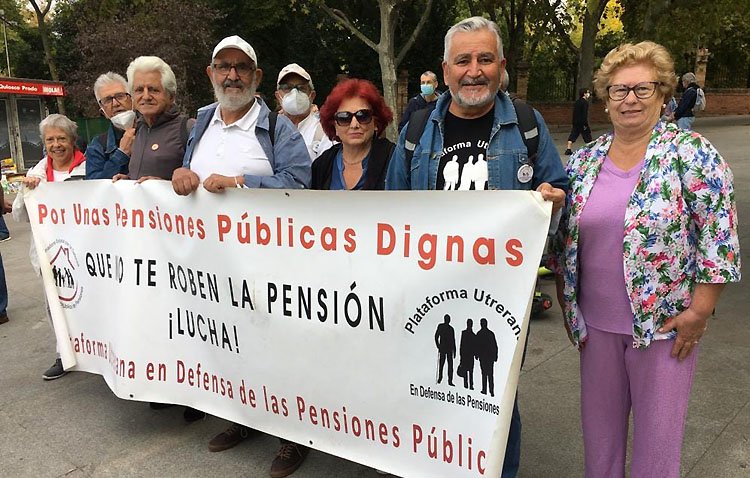 La plataforma utrerana de pensionistas visita la barriada Juan Carlos I para ofrecer información a los vecinos