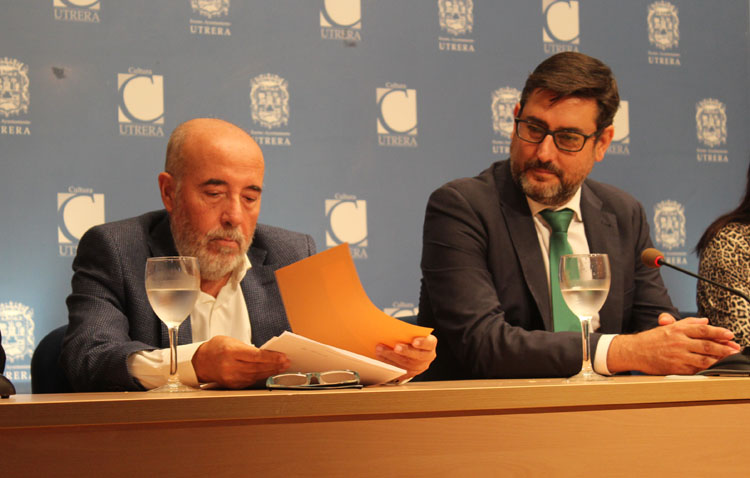 «Como nieve en los hombros», el primer libro de poesía del notario utrerano José Montoro