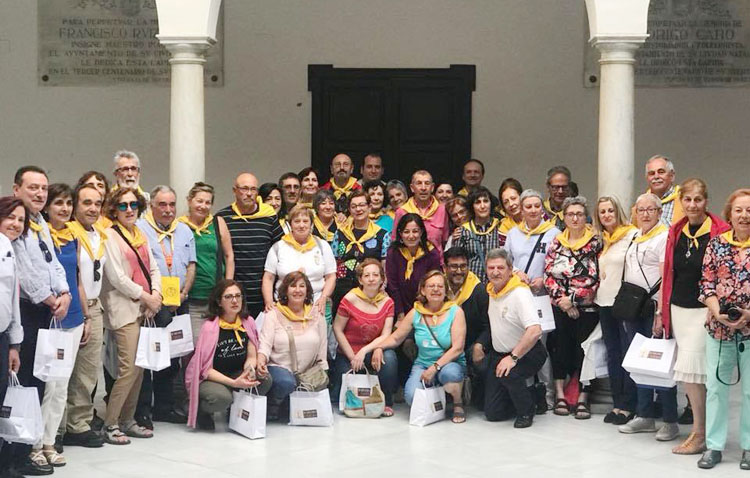 Un grupo de peregrinos del Camino de Santiago hace parada en Utrera
