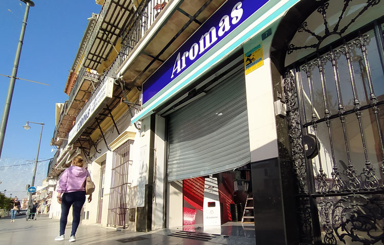 La perfumería de la plaza del Altozano sufre su segundo robo por el método del alunizaje en 20 días