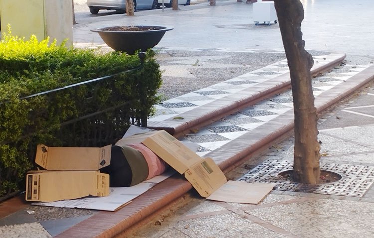 El Partido Comunista pide al gobierno de Utrera «una solución inmediata» a las personas sin techo que duermen en la calle