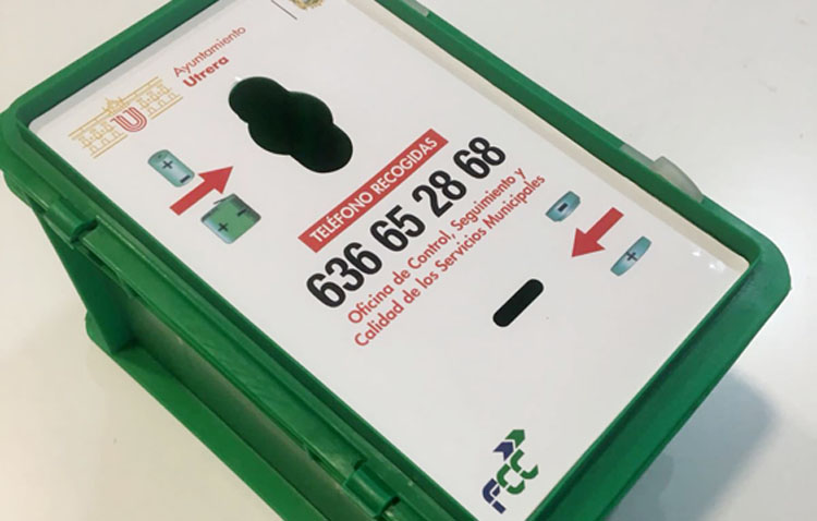 Instalan contenedores de recogida de pilas y baterías usadas en edificios públicos y centros educativos de Utrera