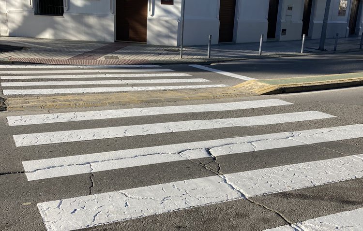La campaña de pintado de los pasos de peatones llega a nuevas zonas de Utrera