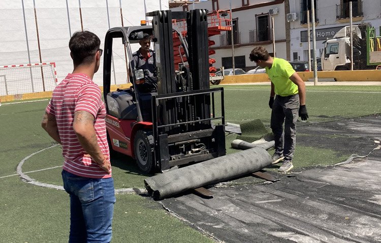El Ayuntamiento de Utrera afronta la renovación del césped artificial, porterías y cerramiento de la pista deportiva de San Joaquín
