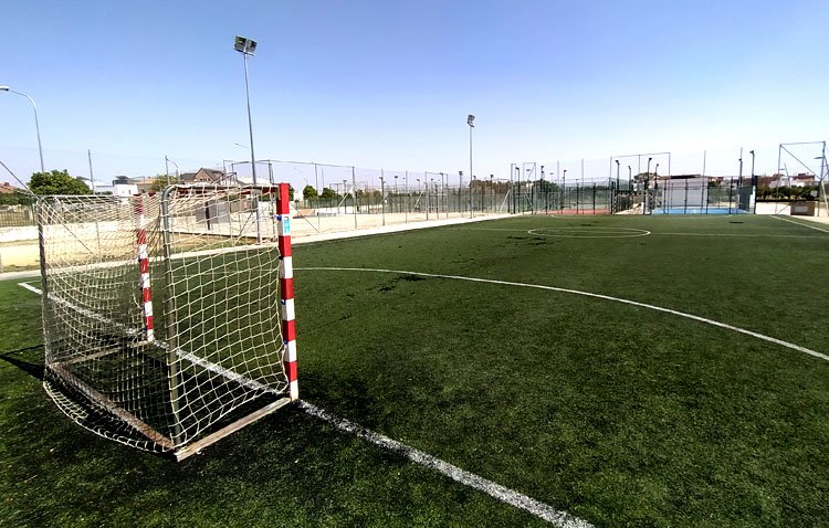 Nuevo impulso a las instalaciones deportivas del V Centenario con la renovación del cerramiento y del césped en las pistas de fútbol