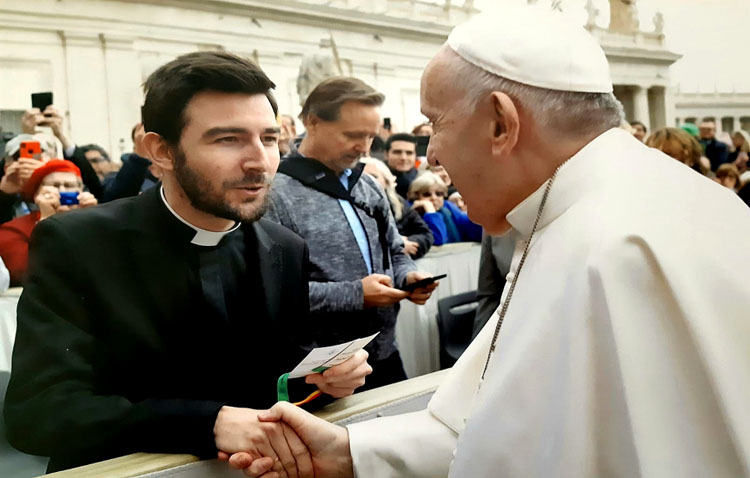 El sacerdote utrerano Plácido Díaz y la Virgen de Consolación, con el Papa Francisco